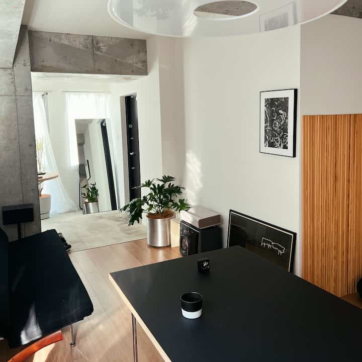 朝一瞬だけ遠くのビルに反射した朝日が差し込む
　　　
#リビング #リビング構造 #リビング小物 #リビング植物 #リビング照明 #リビング雑貨 #リビングインテリア #リビングカーテン #ダイニング #ダイニング照明 #ダイニングインテリア #ダイニングチェア #ソファ #テーブル #ペンダント照明 #ペンダントライト 