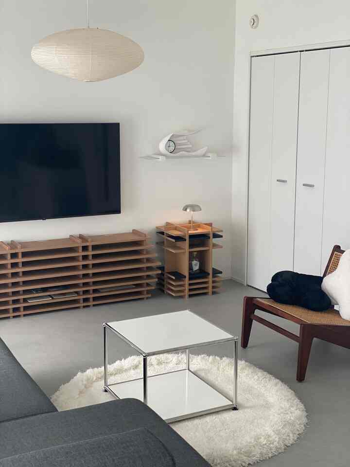 我が家の顔になったTUUKのアイテム。
テレビボードはlayer、右側にはgridを設置してコーディネートしてます。

組み立て簡単だし、軽くてどこにでも置けるのが良い！紙製なので水回りさえ避ければ良さそう。


ohouseで買いました。タグから詳細見れますよ〜新生活セール中かつ送料無料なのでおすすめです🫶

#TUUK #tvボード #リビング #リビングインテリア #ディスプレイラック #Ohouseshopping