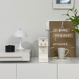 #우리집5문5답
Q1. 좋아하는 우리 집 공간은 ?
#우리집포토존 
#홈카페존 
매일 여기서 커피 내려먹으면 너무나 힐링입니다!
일리만의 캡슐원두맛도 너무 좋구요!
저는 일리캡슐 돌고돌아 오리지널 클래시코로 정착중입니다!
마셨을때 강도나 맛이 딱 적당한 것 같아요💛
포더홈 선반장에는 한칸에는 홈카페 용품 보관중이에요!
티백, 레몬즙포, 녹차가루 등등 넣어두면 바로바로 꺼내 먹기도 좋고 깔끔하더라구요!
(잔잔바리들 눈에 보이는 곳에 나오면 현기증 느끼거든요)
최근에 고민중인게 이 공간에 선반이나 키친랙 같은 걸 하나 두려고 하는데, 좁은 공간이 너무 꽉차보여서 답답해보이지는 않을까 싶네요😅
사게되면 키친크로스부터 조명 그릇 다 사게 될거같고ㅎㅎ
조금 더 고민해보고 결정해야겠어요! 
#포더홈수납장 #홈카페 #홈스타일링 #홈카페인테리어 #홈데코 #자취방꾸미기 #방꾸미기 #원룸꾸미기 #집꾸미기 #정착템 #잘산템 #내돈내산추천템 #내돈내산잘산템 #오브제컬렉션 #오브제 #오브제영업대회 #오브제소품 #콘수프기록 #오늘의우리집 