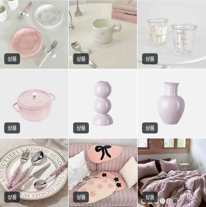 淡いピンクとホワイトのトーンのキッチン用品と寝室の寝具が配置された、居心地の良い清潔感のあるキッチンと寝室の空間