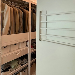 #우리집5문5답 
Q4 없으면 못 살아요. #우리집필수템
와유메 COSY CLOTHES SPACE 에 
서랍과 바스켓을 추가해 나만의 드레스룸 완성🤍
옷소매가 자꾸 튀어나오는게 보기 싫어서
와유메 서랍뒤쪽 커버를 앞쪽으로 조합해 줬더니 
세상 깔끔하게 정리 완료🫢
다이소 대형/중형 수납함도 3개 넣으면 딱 맞는다! 
드레스룸에 없어서는 안될 울집 필수템이 되었음..🖤
#와유메 #드레스룸꾸미기 #오늘의집 #오픈장 #옷장수납 #옷장정리 #다이소 #다이소수납템 #철재가구 #옷정리 #옷수납 #드레스룸 #수납함 #리빙박스