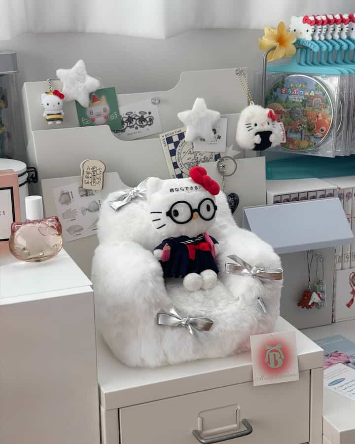 柔らかい白いファー素材のソファにキティのぬいぐるみが置かれたかわいいオタクコーナー