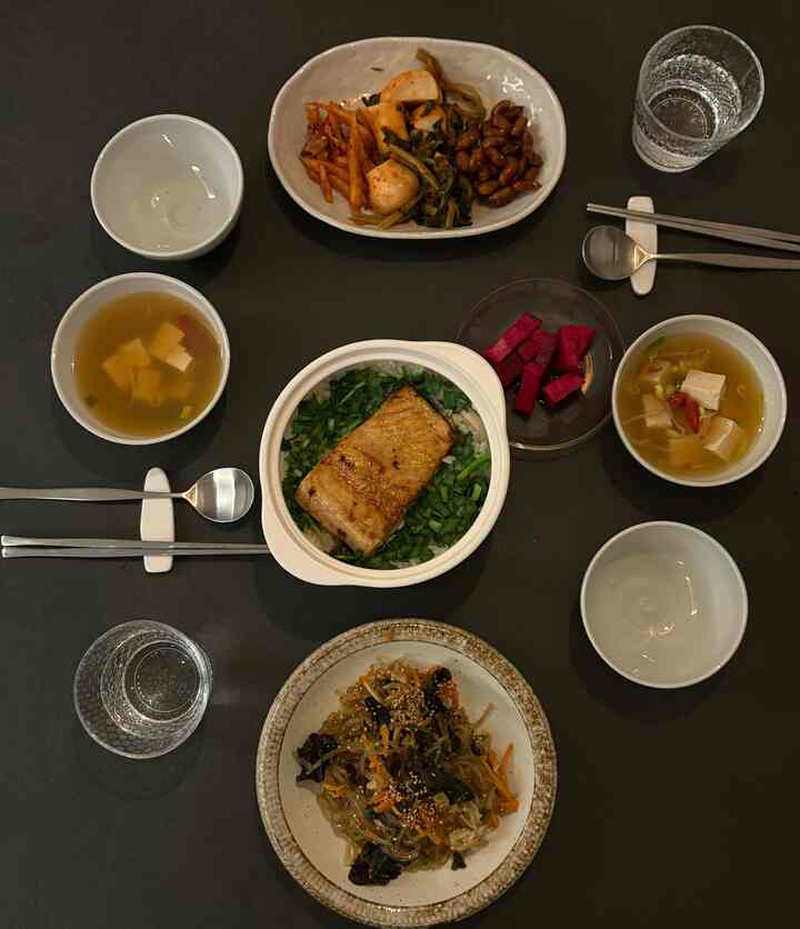 #연어솥밥 And #잡채
There are mushrooms under the chives🤓

#Today's home cooking #집밥 #오늘뭐먹집 #신혼부부인테리어 #신혼부부일상 #뚝배기 #인덕션냄비 #식단기록