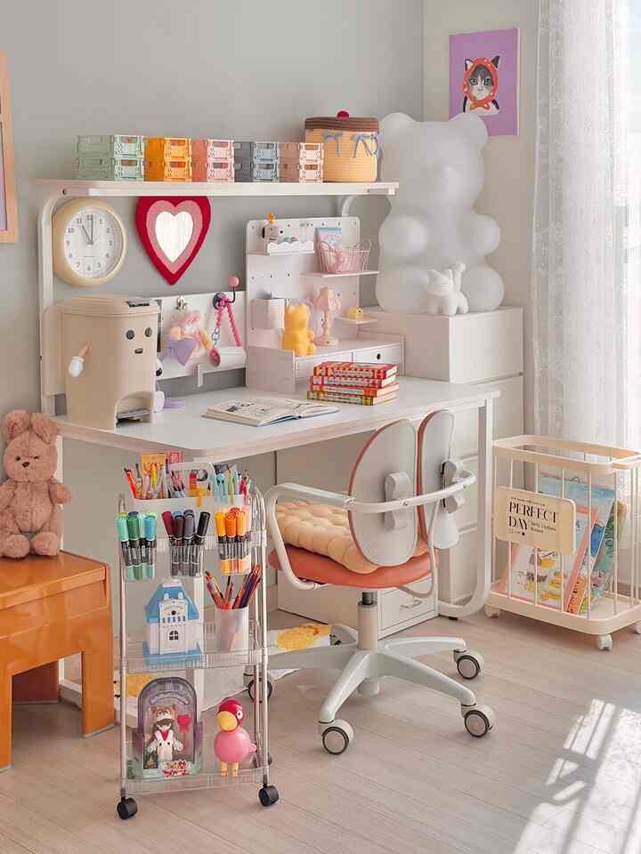 リリバンデスクテリア🩷

寝室とリビングルームだけを気にして放置されたリリールーム

2025年は他の空間にも気を使うべきです。 
心を食べて雰囲気をしっかりと変えてくれる、いじめ✨

収納ボックスからマルチペンアームとトロリー、フックと
バッグを入れておくトロリーまで 
やはりテムにはないことなく全部ある 🩷

リリールームの収納とインテリアも終わり👧🏻

×   #데스크테리어소품  #책상스타그램 #책상꾸미기  #아이방책상  #아이방소품  
