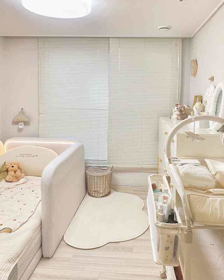 生まれた赤ちゃんのために
妊娠したときから一生懸命飾ったベビールーム🤍
ひっくり返り始めたら、広いベッドルームに移動しよう :)

＃ベビールームインテリア＃新生児の装飾＃新生児用品 
#ベビー用品 #ベビーワードローブ
#新生朝