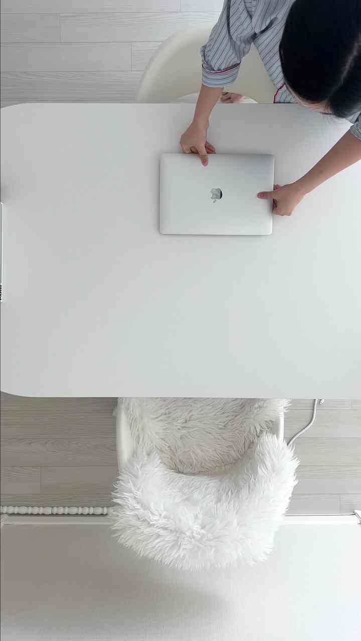 航空ショットで撮ったデスク/ダイニングテーブル整理リール🧩
夫と不金を送って午後2時に始まる遅い週末の朝（？）です。

毎回どのようにきれいな空間を維持するのか不思議な方が多いのですが、消毒ティッシュで毎回こんなに拭いて拭き取っています。

とにかく少しずつ夫と立てた目標のためにもう少しずつ動くタイミングなのに..なぜこんなに面倒なのか分からない..ホホ〜
。
。
＃家の装飾＃インテリア＃セルフインテリア＃デスクテリア＃deskterior＃interior＃homedeco＃livingroominspiration＃homedeco＃ホワイトインテリア＃新婚ハウスインテリア＃新婚夫婦日常＃ダイニングテーブルおすすめ 