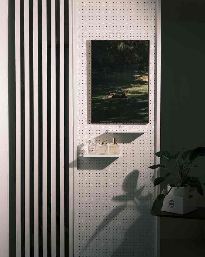 Akhir-akhir ini saya tertarik dengan poster berwarna hijau~ #뚜누포스터 #우드레이가벽 #1인가구 #1인가구인테리어