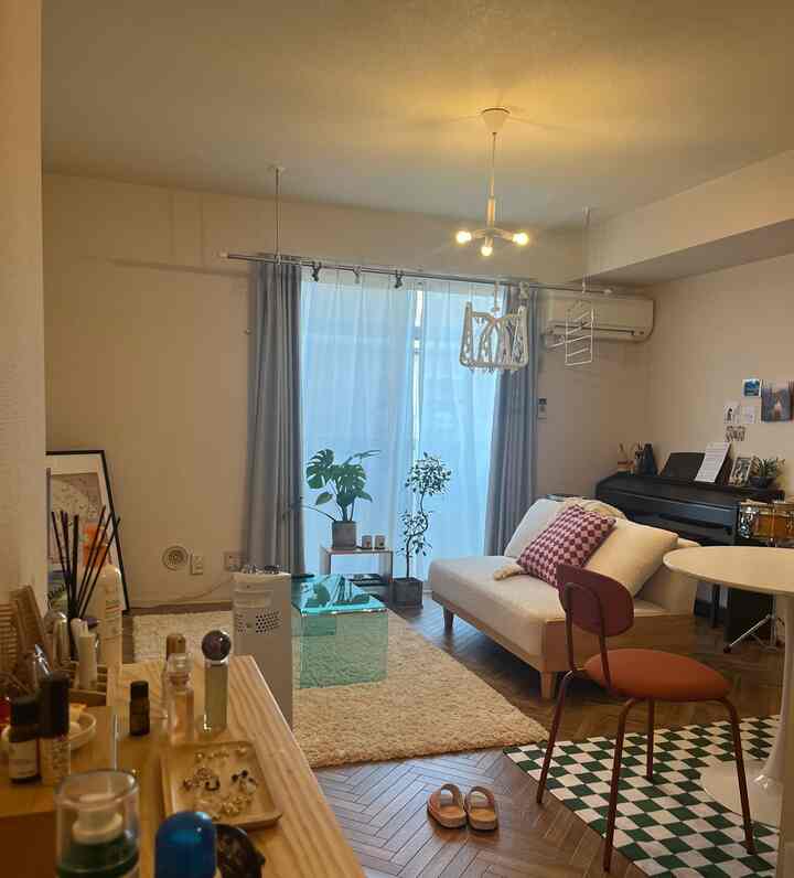 ホワイトとウッドトーンのリビング、シャギーラグと観葉植物が配置された雰囲気のある空間