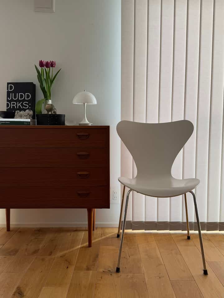 リビングルームの窓際にはヴィンテージのチェストを置いています。セブンチェアはダイニングテーブルに合わせて使っているお気に入りです🪑



#北欧ヴィンテージチェスト
#カイクリスチャンセンチェスト
#セブンチェア
#フリッツハンセンセブンチェア
#ルイスポールセンパンテラポータブル
#シェーカーボックス
#リサラーソン
#タチカワバーチカルブラインド
#北欧インテリア
#フローリングオーク
#マンションリノベーション
#北欧ヴィンテージ家具