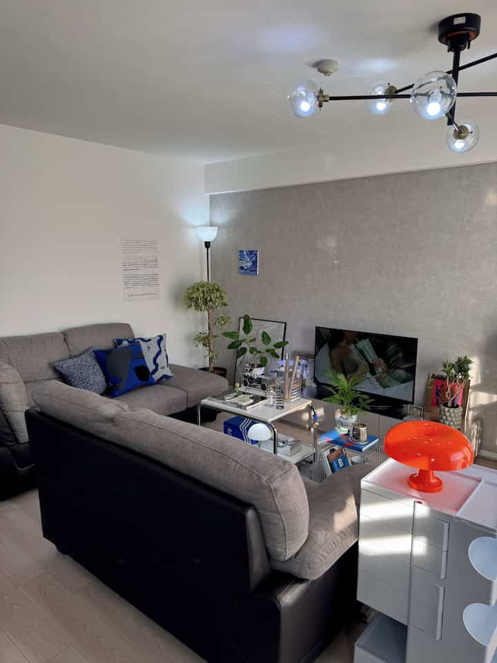 南向きのLDK
冬でもぽかぽかなリビング

#リビング
#リビングインテリア 
#植物のある生活 
#ミッドセンチュリー
#ミッドセンチュリーモダン
#トロリー 
#日当たり 
#日差し

