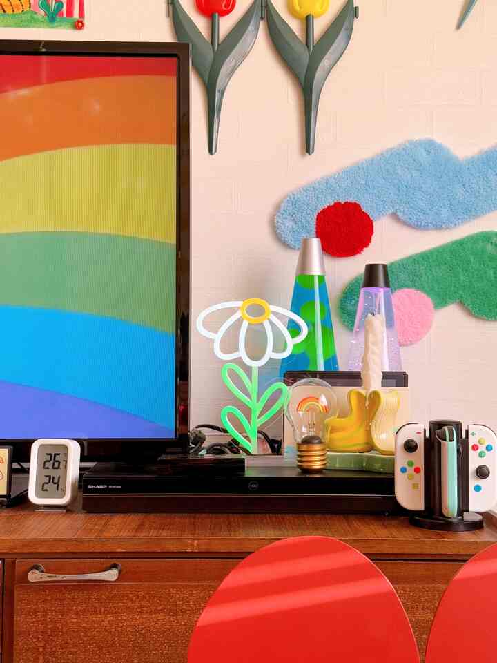 
ナチュラルな雰囲気のお花のネオンサインと
イケイケサイケデリックなラバライトを
一緒に並べるギャップが可愛いくて好き 🫶🏻❣️ 

３枚目はよく見たら
お花率高めなディスプレイ 🌼🌼🌼


#カラフル #カラフルなインテリア #レトロ #レトロインテリア #ミッドセンチュリー #ミッドセンチュリーモダン #スペースエイジ #ネオンサイン #ラバライト 