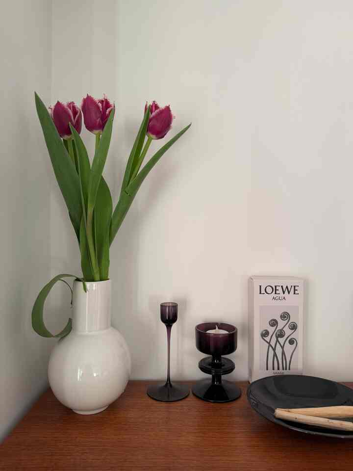 Dipajang di lemari antik G-PLAN di ruang tamu.
Bunga tulip dalam vas bunga GBH.
Saya juga menaruh beberapa Palo Santo yang saya terima sebagai hadiah dari OHOUSE di piring GBH hitam dan menikmati aromanya.



Kabinet #G-PLAN
#GBH vas bunga
#piringGBH
#Palo Santo
#LOEWE Agua Eau de Toilette 50ml
#Bunga Tulip
#Renovasi apartemen
#Furnitur antik Skandinavia
#Interior Skandinavia