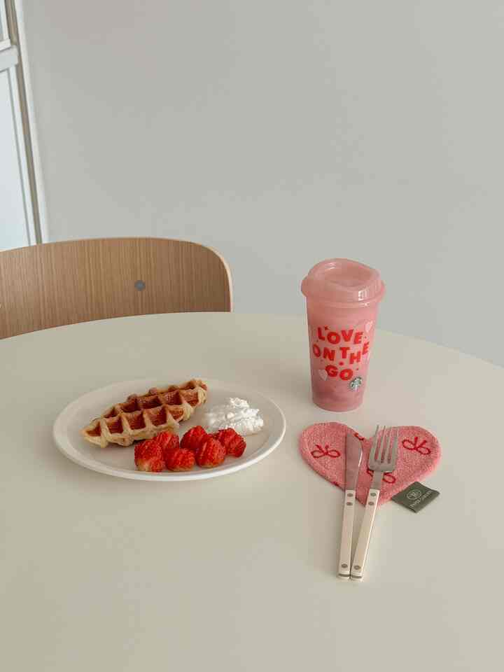 #우리집5문5답

What is an essential item that you can't live without in your house?
It's a round dining table :-)

I love it so much that I changed my old 6-person square dining table
to a round dining table,, 🤎

A round dining table that's perfect for taking pictures,, !
It's also a photo zone in my house!

Today, I got a reusable cup from Starbucks
to celebrate Valentine's Day 👐🏻🩷

The pink one is totally my style •••

The event will be held from Thursday, February 13th to Wednesday, February 19th
from 2 PM to 8 PM! The daily quantity is limited, so I recommend you to wait before 2 o'clock. 🤭

#Starbucks #리유저블컵 #내돈내산 #콘수프기록 #맞팔 #선팔 #소통 #ftc11기이야기 #신혼부부 #신혼집 #주방인테리어 #주방꾸미기 #신혼집주방 #홈스타일링