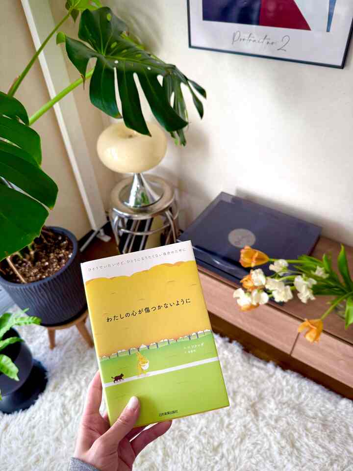 White rug and wooden TV stand in living room, featuring green plants and an Art Deco style lamp in a natural atmosphere