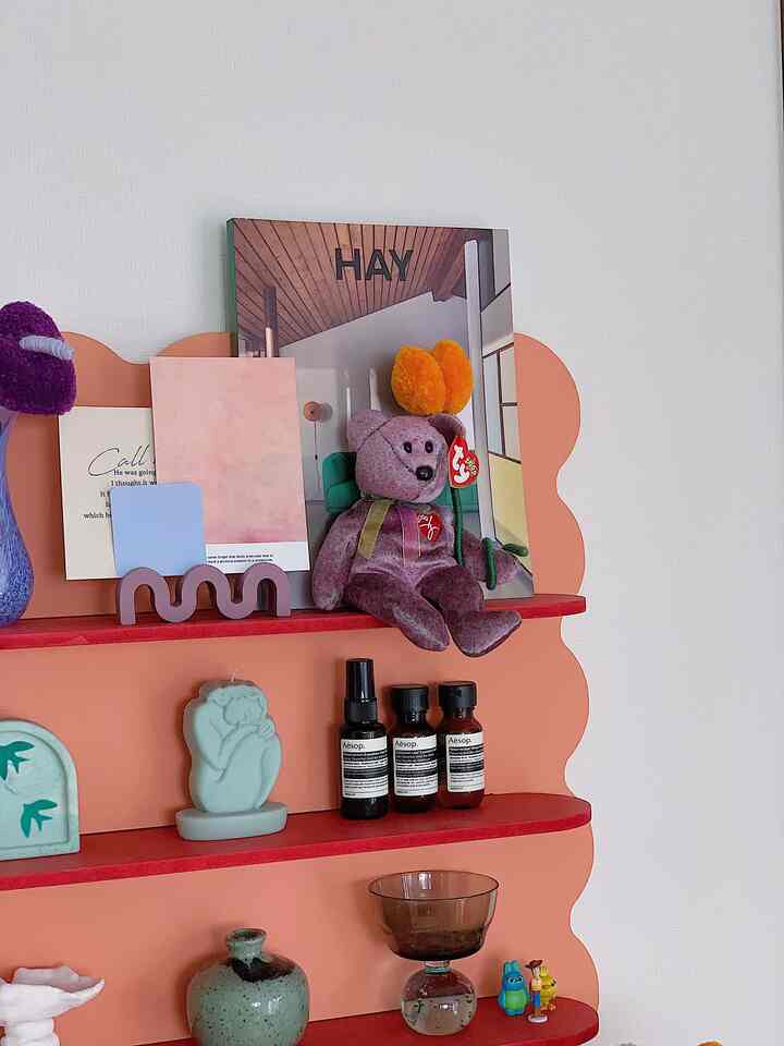 今は出張で家を離れてるので
帰ったら1番に模様替えをします🛌

#ウォールシェルフ #ウォールアート