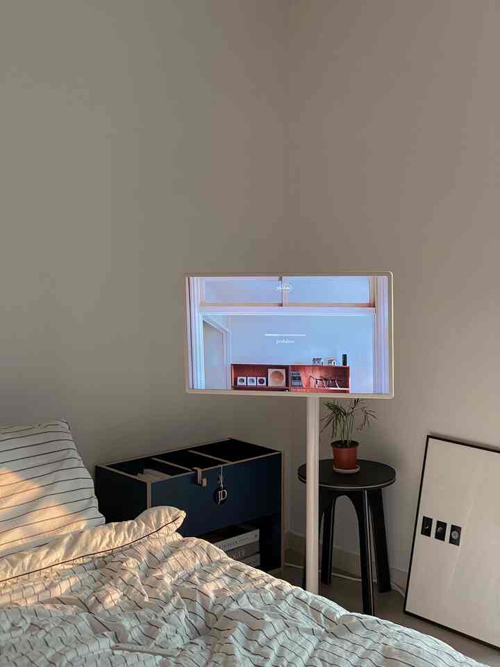 #寝室

ラチューリップのストライプ寝具とモダンな色のスツール+北棚と一緒にするのですっきりしながらもモダンなインテリアが完成しました:-) 🖤



＃寝室のインテリア 