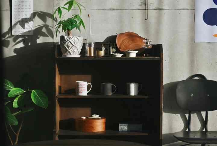 リビングのディスプレイ棚☕️🪴
拾ってきた丸こい石たち、気に入ってずっと飾ってる🏄‍♂️

シェーカーボックス、どこに置いてもアクセントになるので、本当にディスプレイとしても重宝✨中には裁縫道具がぎっしり詰まってます笑(実は裁縫大好き)

filmカメラは見た目も可愛くてお気に入りです👀♡

#リビング #部屋作り #部屋インテリア #コンクリート #コンクリート打ちっぱなし #古道具 #古家具 #椅子 #器 #食器 #マグカップ #観葉植物 #植木鉢 #ディスプレイ #ディスプレイ棚 #シェーカーボックス #収納 #見せる収納 