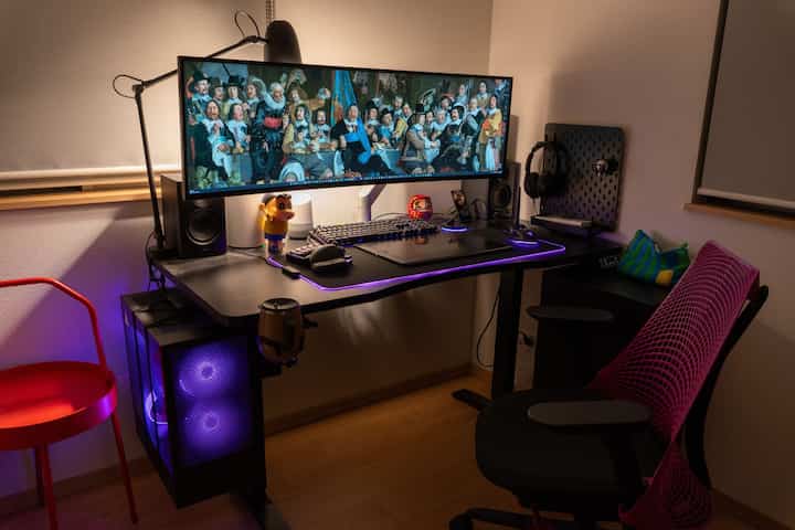 Black Pink🖤🩷

#仕事部屋 #昇降式テーブル  #ブラック #ピンク #blackpink #HermanMiller #カラフルなインテリア  #ゲームルーム  