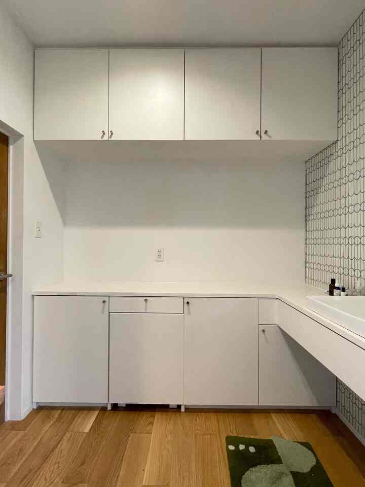 I love that everything can be hidden with invisible storage 🧺

#Bathroom #サニタリー #ランドリー #平田タイル #ミラタップ #洗面台 #造作洗面台 #造作収納