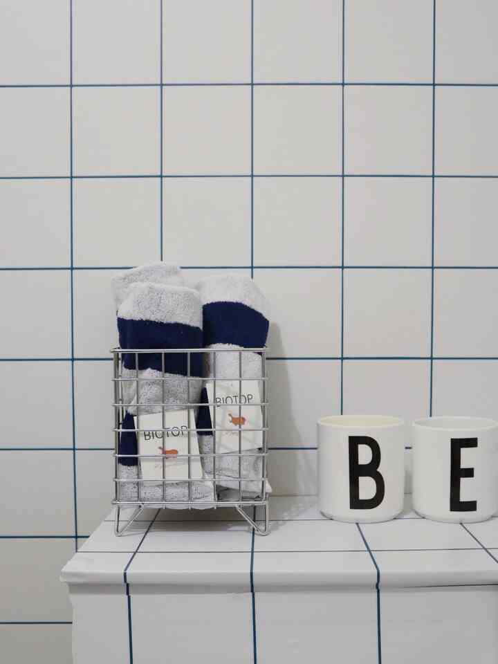 
洗面所のタオルをBIOTOPで買い足しました ☺︎
バスマットもネイビーでタイルの目地もブルーなのでこの色に🩵
キッチン用にも色違いで購入しようかな💭

DIYした洗面所はお気に入りの場所です♪

あとここに置いていたミニモジュールラックは撤去してスッキリさせました。
何気に掃除がストレスになっていたので。





#韓国インテリア #無機質インテリア #シンプルなインテリア #シンプルインテリア #海外インテリア #インテリア #インテリア小物 #インテリア雑貨 #ワイヤーボックス #洗面所インテリア #収納 #BIOTOP #PEASE #壁紙屋本舗 #DIY #シンプルな暮らし #シンプル #モノトーンインテリア #模様替え 