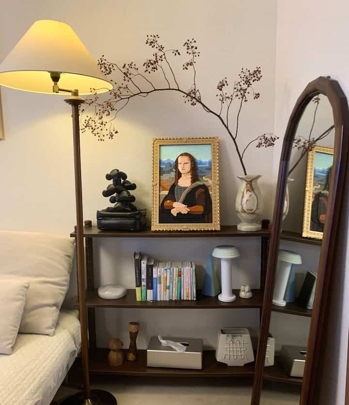 LEGOのモナ・リザを飾りました🪶

アートをポップに飾れて空間に
重厚感も出てお気に入り。
一緒に飾るものはMoMAに並んでいる
アイテムを意識して重くなりすぎないように
ライトや花瓶を選びました🪴

 #IKEA  #MoMA  #LEGO  #インテリアコーディネート  #ヴィンテージ  #ルームツアー  #interior  #2人暮らし  #賃貸マンション