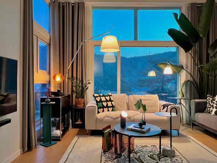 少し長くなった夕暮れ時のリビングルーム
時間に合わせて点灯する照明のおかげで 
退勤後は家に入っても居心地がよく感じられます。

＃家のインテリア