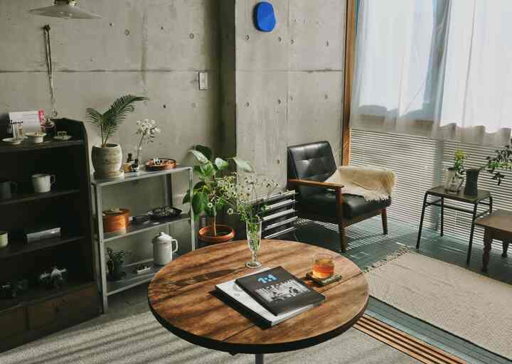 I'm so happy that we have more fresh flowers in our house than we've had in a while now💐
I love flowers and houseplants🪴

#flowers #花瓶 #観葉植物 #植木鉢 #リビング #部屋作り #部屋インテリア #コンクリート打ちっぱなし #古道具 #古家具 #IKEA #IKEA家具 #椅子 #器 #食器 #マグカップ #ディスプレイ #ディスプレイ棚 #机 #丸テーブル #丸椅子 #ソファ