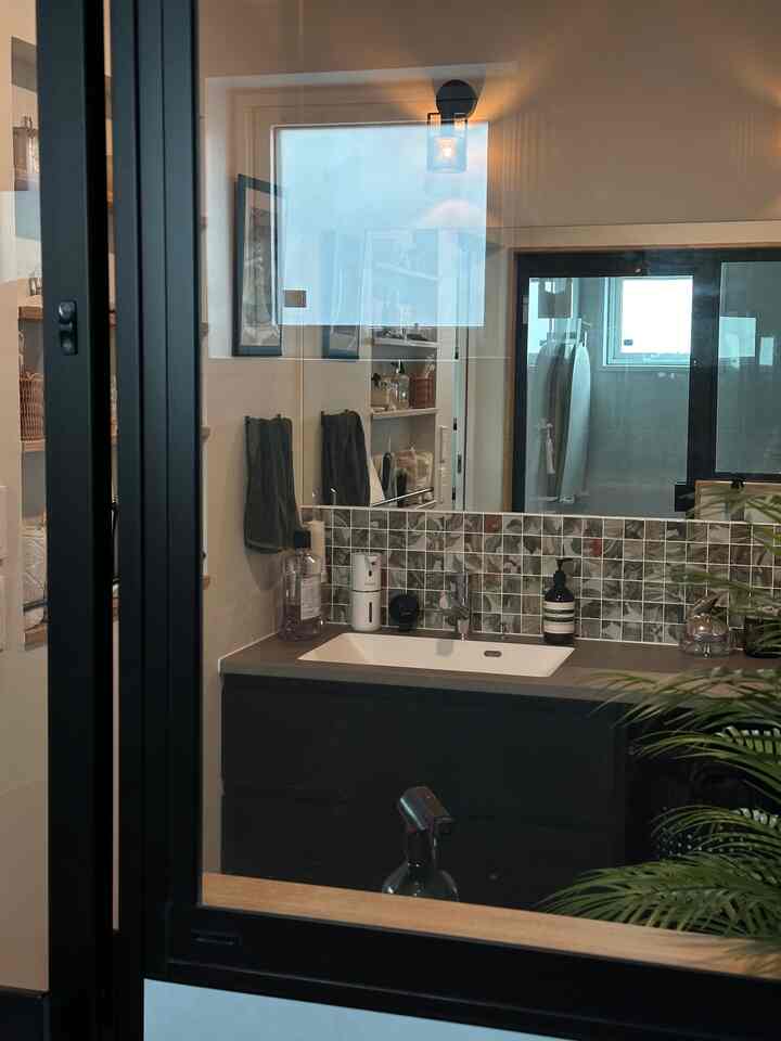 お風呂のドアは透明ガラスにしてあります。こちらはお風呂から撮影した、脱衣所兼洗面所。名古屋モザイクのガラスタイルが派手可愛いです。 #ガラスタイル #洗面所インテリア #ホテルライク 