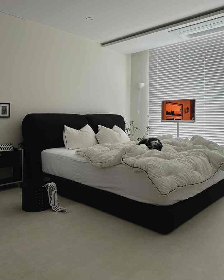 #침실스타일링

A black and white bedroom with a room and TV!
This is our bedroom where you can have a perfect weekend :)
The large shaker box is used for storage and as a side table 🖤

#Sleep Dino #리본베드 #패브릭침대 #맞춤제작침대 
#Bed Frame #블랙침대 #침대프레임 #침대추천 
#Bedroom Interior #침실꾸미기 #블랙인테리어 
#Modern Interior #모노톤인테리어 #모던프렌치