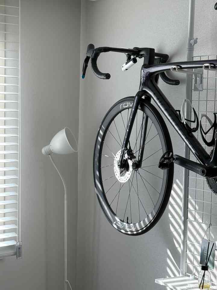 Ruang sepeda juga disinari cahaya matahari🌞

Saya lelah dan ingin tidur sebentar lagi, tetapi saya terbangun tiba-tiba karena merasa waktu terbuang sia-sia.
Saat pagi tiba, aku mengamati berbagai tempat di rumah kami dan hari ini aku mengintip ke kamar suamiku👀 



#Ruang sepeda #자전거거치대 #자전거방꾸미기 #블랙앤화이트 #남자방 #남자방꾸미기 #남자방인테리어 #신랑방 #남편방 #남편공간 #취향가득 #취미방 #취미방꾸미기 #취미방인테리어 

