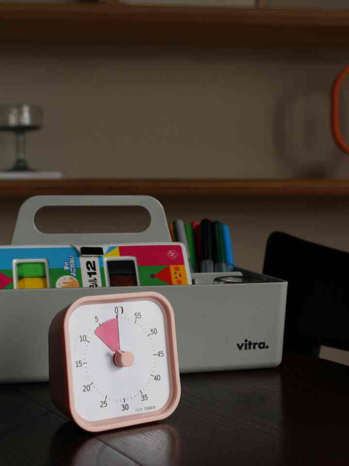 ４歳娘の文房具セットとタイムタイマー。食べるスピードや支度が遅い娘に時間の感覚を覚えさせるために買いました。いろんなタイマーがありますが保育園でも使用されているタイムタイマーは使いやすさ抜群！娘の大好きなピンクカラーもあってやる気アップです。

#リビング #リビング学習 #ヴィトラ #タイマー #タイムタイマー #子供 #子供机 #子供のいる家 #ペン #ペン立て #ツールボックス #文房具 #時計 #キッズ #ヴィトラ 