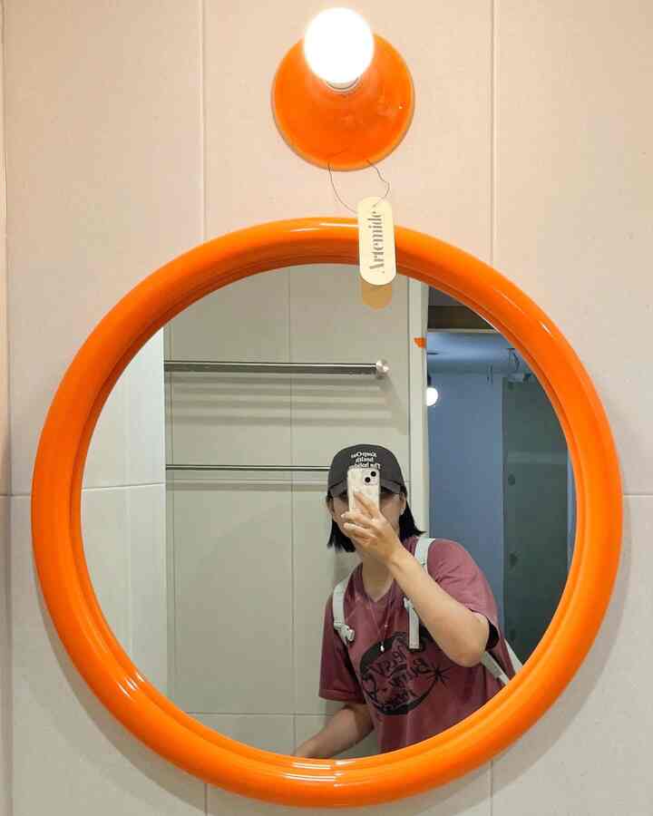 インテリア工事が真っ最中だった9月、
その時からここが最愛でしたよ🧡

家を巻き戻すつもりだから…。
すべてを無彩色に選んでいても

ちょうど一つ！お好みで選んだオレンジ色の照明+鏡の組み合わせ🍊

跳ねる色をするとすぐに飽きてしまいますが、まだ後悔はありませんㅎㅎㅎ

＃部屋の装飾＃今日の家＃家の装飾＃ルームツアー＃ホームスタイリング＃インテリア＃インテリアアクセサリー＃バスルームインテリア＃セルフインテリア