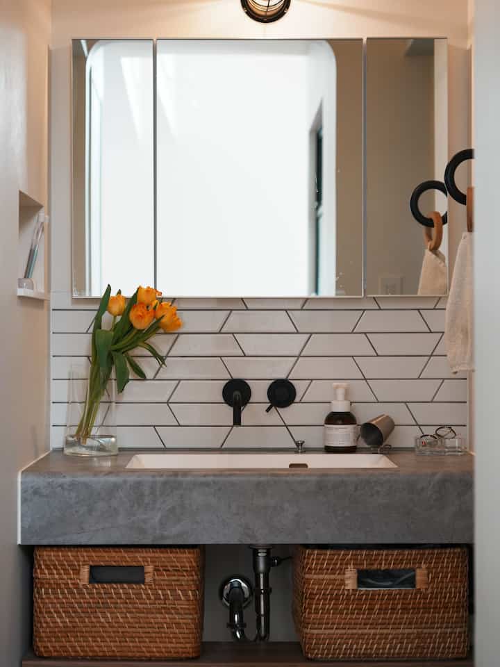 チューリップを洗面台移動しました。
シンプルな空間にオレンジの花が映えます💐


#洗面 #造作洗面台 #洗面台インテリア 
#HAY #フラワーベース #チューリップ #タイル洗面台 