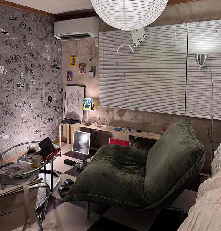 ヴィンテージとミッドセンチュリーモダン風の小さなリビング、緑色の大きなソファと複数の照明が配置された印象的な空間