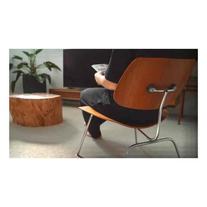 背伸びをして購入した1960年代のLCM

60年以上前に製造されていたというところにロマンを感じて購入したチェア。

一体どんな人のお家に居たんだろう！

そんな事を考えたりするのも楽しいです^_^

#リビング　#ラウンジチェア　#lcm