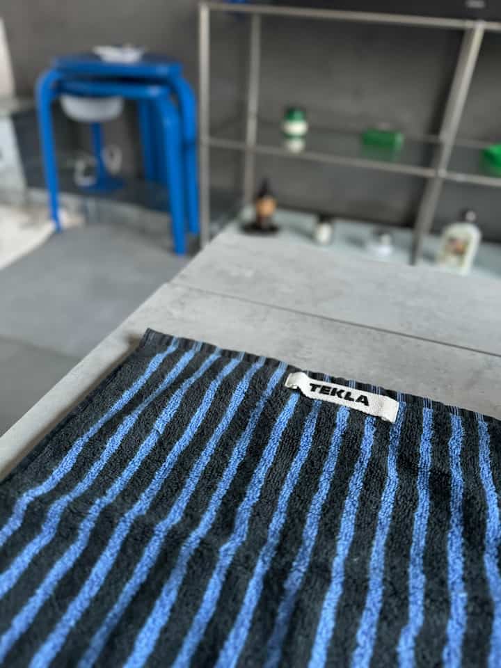 最近まとめてプレゼントしてもらったTEKLAのハンドタオル。
大きめのサイズ感なので、
ちょっとしたランチマットのような使い方もできる代物。
まだまだ色違いで欲しいところ…(お金が許せば…) 

#TEKLA
#ハンドタオル
#ランチマット
#ブルー
#IKEA
#スツール
#エムール
#リフトアップテーブル
#リビング