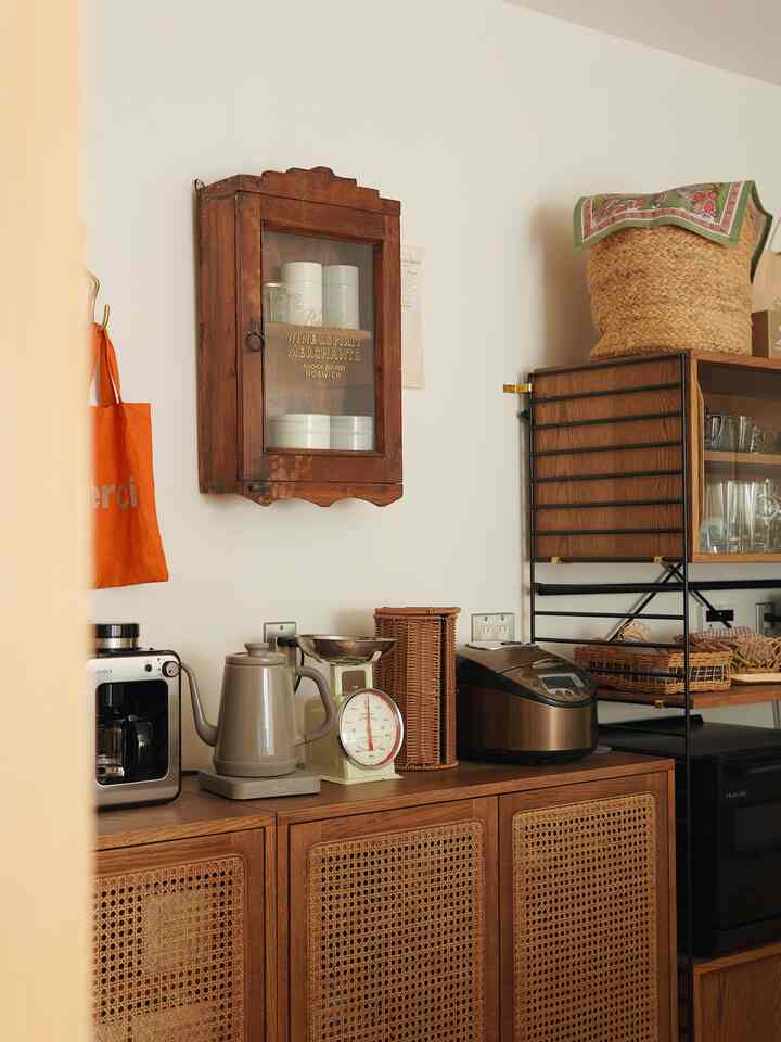 収納力のあるユニットシェルフに、
コーヒー豆などを置くヴィンテージのウォールキャビネット🐹🤎

#キッチン #キッチン整理 #キッチン収納 #収納 #収納棚 