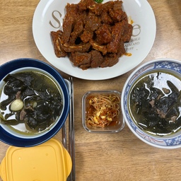 #오늘의우리집 #콘수프기록 #오홈스토랑 #집밥 #점심 #저녁 #생일상 #미역국 #갈치구이 #오징어볶음 #킹스베리
#텐동그릇 #시라쿠스
오늘 앗 벌써 어제네요^^~ 저의 생일이었답니다. 
사실 케이크도 없는 조촐한 상이지만..케이크는 사실 원래 잘 안해요. 다 못먹으니까요.
첫번째 사진은 정말 남편이 온전히 혼자 차린 제가 좋아하는 통마늘 미역국인데..제가 개인적으로 통마늘과 미역만 넣어서 끓이는 깨끗한 느낌의 미역국을 좋아해요. 깔끔하고 맛있어요. 근데 남편은 무조건 고기가 있어야해서 고기 통마늘 미역 이렇게 끓였답니다😍
그리고 요근래 제가 맛있어서 또 먹고 싶다고 한 엘에이 갈비랍니닷. 점심땐 이렇게 간단히 먹고요. 남편이 다 했어용.
그래서 더 맛있게 먹었답니다. 소화제를 먹을 정도로요.
두번째 사진은 제가 쓱배송으로 시킨 갈치와 오징어로 고생한 남편을 위한 저녁을 차려주었지요..사실 전 기본 손질이랑 양념만 하고 볶고 차리고 담는건 다 시기님이 하셨답니다. 제주도 갈치였는데 맛있네요.^^ 넘 많아서 살 발래놓은건 다시 냉동실로 좀 갔고요. 사실 6조각 와서 조림하려고 세토막은
냉장고에 넣어두었답니다. 
오징어도 국내산 두마리에 18000원 하더라고요. ㅎㅎ생일이라고 큰걸로 샀어요. 다리랑 머리부분 조금은 나중에 국으로 끓여먹는다고 다시 정리해놓고 오징어볶음을 했어요.
그리고 한번 먹어야지 하고 계속 생각했던 킹스베리인데 크기 비교하라고 에어팟과 또 스벅 카드 등장입니닷. 너무 커서 진짜 한두개 먹어도 괜찮더라고요.
너무 달고 맛있어서 진짜 돈이 후회가 안될정도로 넘 맛있게 먹었어요. 사실 아까 속이 더부룩해서 저녁에 전 갈치 살만 좀 먹고 밥도 안먹었는데 딸기는 막 들어가더라고요.
요근래 먹은 딸기중 진짜 최고^^ 
이 정도면 그래도 원래 생일치고는 덜 달리긴 했는데 나름 만족합니닷.  오늘 안나가는 바람에 꽃은 못샀지만 저흰 생일 주간이 있어서 이번주 내내 생일 주간이랍니닷 ㅋㅋ
꽃집 가려고요~오친님들 말씀대로 남편 카드로 사면 남편이 사주는 거죵 ㅎ 이쁜 꽃 사서 보여드릴게요~
좋은 꿈 꾸세요^^ 제가 오늘 다 못찾아뵐거 같지만 꼭 갑니닷~ 기다려주세용