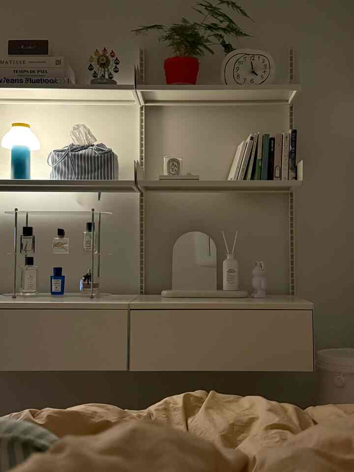 #작은방꾸미기 
Ruang favoritku yang sudah selesai setelah pindah 🫶
Ruang kecil namun nyaman dan asri untuk bersantai 
Di sinilah mataku paling bahagia 〰️

#Rarelow #침실 #hay조명 #tas #홈스타그램 #홈데코
#Pencahayaan #hay조명 #자취 #아파트 #방꾸미기 #모르홈 
#Life and Collect #자취방인테리어 #모던인테리어 #맞팔 
#followback #맞팔해요 #맞팔소통 #내돈내산