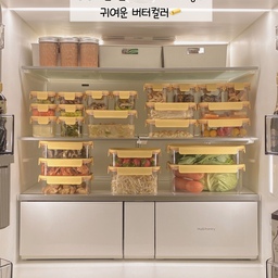 📌락앤락 버터에디션 𝟮차 공구 오픈했어요🤍
지금부터 태그된 상품 또는 댓글 링크에서 만나보실 수 있어요.
오늘의집과 함께하는 독점 공구이기 때문에
오직 여기서만 최저가로 구매하실 수 있답니다.
주문 후 𝟣-𝟤일 내 바로 출고되고
𝟲/𝟭𝟴(수)까지 공구 진행되니
늦지 않게 들러주세요🫶🏻
-
냉장고 열 때마다 어딘지 답답-했던 마음이
싹 사라졌어요😂
냉장고에 차곡차곡 쌓여있는 락앤락 보면
괜히 기분이 좋아지고 힐링되는 것 같구
댓글로 버터에디션 컬러 예쁘다는 말 들을 때마다
왜 이렇게 뿌듯한거죠🥺💛
예전에 살림 잘 몰랐을때는
불편해도 예쁜거 써야지!했는데
살림하다보니 그게 아니었더라구요,,😭
아무리 예뻐도 불편한 건 손이 잘 안가서
결국 다른걸 또 사게 되어 중복으로 지출하거나
버리지도 못하고 처치곤란이 되기도 했어요.
그렇게 쌓여있는 애매한 반찬통이 한가득이었는데
이번에 버터에디션 장만하면서
큰맘먹고 싹 처분했답니다🙈🤎
국민 반찬통 락앤락이라서
우리나라 반찬 담기에 최적화되어 있는데
작은 사이즈 그릇 구성이 많아서
밑반찬, 메인반찬, 국 담기 딱 좋아요!
𝟣𝟦𝖯나 𝟤𝟦𝖯 세트에는 양배추도 들어가는
넉넉한 사이즈도 포함되어 있어서
식재료 보관하기에도 좋답니다🥺💛
많이 쓰는 브랜드에는 역시 이유가 있는 것 같아요.
실패 없는 쇼핑이 될 확률 𝟵𝟵%!!
✧
이번 버터에디션은 락앤락 모듈러 시리즈인데
원래 기존 모듈러 시리즈는 뚜껑 컬러가 어두웠어요.
그런데 오늘의집x락앤락 협업으로
오늘의집에서만 파는 버터 컬러를 만들어냈고
저도 오늘의집 활동을 꾸준히 한 덕분에
이렇게 역대급 가격으로 소개해드릴 수 있는
기회를 얻었답니다🥺💛
다른데서는 지금까지도 없었고 앞으로도 보기 힘든
최초+단독+최저가 공구라서
이번 공구기회 놓치시면 다음이 언제가 될 지 모른다는거🥹
원래 가격도 비싸지 않은 국민 반찬통 락앤락인데
현재 판매가보다 𝟮𝟬% 더 할인되는 가격에
전원 도시락통까지 증정해드리니
이만한 혜택 만나기 힘들거에요.
✧
🧈락앤락 버터에디션 𝙘𝙝𝙚𝙘𝙠 𝙥𝙤𝙞𝙣𝙩
✔︎일반 트라이탄보다 더 높은 등급의 트라이탄을 사용해
내열/냉동 온도 범위가 더 넓고
내구성이 좋으면서 색&냄새 이염이 거의 없어요.
✵일반 트라이탄 : 내열(𝟣𝟢𝟢도), 내냉(-𝟤𝟢~𝟥𝟢도)
✵락앤락 트라이탄 : 내열(𝟣𝟣𝟢도), 내냉(-𝟦𝟢도)
✔︎트라이탄 용기 특성 상 투명하면서도 가벼워서
반찬통을 꺼낼 때 손목 부담이 없고
식재료를 쉽게 찾을 수 있어요.
초록빛/푸른빛이 도는 투명이 아니라
깨끗한 투명이라서
식탁에 반찬통 그대로 올려도 정갈하답니다.
✔︎식기세척기는 당연하고, 전자레인지&냉동도 가능해요.
뚜껑 실리콘도 락앤락만의 이지패킹 디자인이라
더 통통하고 질겨서 끼고 뺴기 좋아요.
✔︎모듈러 시리즈라는 이름 답게
전 사이즈가 오차 없이 착착 쌓아지고
적층되어 있는 상태에서도 흔들림이 없도록
뚜껑에 𝟨𝗆𝗆 히든캡을 적용했어요.
✧
🍋락앤락 버터에디션 공구 세트 구성
✵𝟭𝟬𝗣세트(공구가 𝟯만원대)
𝟤𝟨𝟢𝗆𝗅(𝟤개)+𝟦𝟧𝟢𝗆𝗅(𝟦개)+𝟫𝟣𝟢𝗆𝗅(𝟦개)
: 반찬 담기 좋은 사이즈가 많아요.
✵𝟭𝟰𝗣세트(공구가 𝟳만원대)
𝟤𝟨𝟢𝗆𝗅(𝟤개)+𝟦𝟧𝟢𝗆𝗅(𝟦개)+𝟫𝟣𝟢𝗆𝗅(𝟦개)+𝟣.𝟧𝖫(𝟤개)+𝟤.𝟣𝖫(𝟣개)+𝟥.𝟧𝖫(𝟣개)
: 식재료 보관하기 좋은 대용량이 추가됐어요.
✵𝟮𝟰𝗣(𝟣𝟢𝖯+𝟣𝟦𝖯)세트(공구가 𝟭𝟭만원대)
𝟤𝟨𝟢𝗆𝗅(𝟦개)+𝟦𝟧𝟢𝗆𝗅(𝟪개)+𝟫𝟣𝟢𝗆𝗅(𝟪개)+𝟣.𝟧𝖫(𝟤개)+𝟤.𝟣𝖫(𝟣개)+𝟥.𝟧𝖫(𝟣개)
: 한번에 싹 정리하고 싶으신 분들께 추천해요.
📆𝟮/𝟭𝟴(화) 낮 𝟣𝟤:𝟢𝟢 공구 오픈 예정입니다🫶🏻
#락앤락 #오늘의집 #락앤락공구 #반찬통 #밀폐용기 #반찬통추천 #냉장고정리 #냉장고정리팁 #밀폐용기추천 #주방살림 #신혼살림 #신혼집인테리어 #신혼집꾸미기 #신혼인테리어 #혼수장만 #혼수준비 #혼수 #살림팁 #주방용품 #주방정리 #싱크대정리 #베베율스페셜딜
