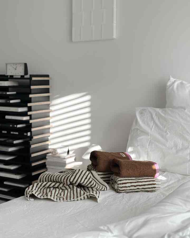 製品協賛|自宅で感じる快適でやわらかい感覚、考えるだけでも家に駆けて行きたくなる気持ちです。フィンランド語で「家にAt Home」という意味を込めたブランド「コトナ」のホームボディタオルでコージーした空間をさらにふんわりさせます。 

家では他人が見ないので何でも使いやすいですよね。しかし、私と家族のための良いもの、最近はそのような内室の重要性を悟り、小さな生必品一つも丁寧に問うことになります。 

高重量だと吸収力が高いわけではありません。密度が高くなければ柔らかく吸収がよくなります。まさにコトナホームボディタオルが細かく織られた高密度生地で豊かなふわふわのタッチ感を誇ります。

ぴったり見てもドトムと柔らかく肌に触れる瞬間シャルルル。洗濯後、乾燥機に回して出たときのふわふわ。使用時の吸収力に驚きました。こういうわけで、薄いタオルと次元が違っていつも高密度タオルを探すことになります。 

コトナならではの快適な感性、ウィットのあるカラーコンビネーションが綺麗なプレゼント用にもいいですよ。ギフトパックでも構成され、家が、新婚プレゼントにおすすめです。呼びかけなしでセンスのあるプレゼントになります。 

🏷️ thanks to @kotona.at.home 
快適な自分だけの空間のためのライフスタイルを提案します。 
- コトナホームボディペイボレットセット（ロストブラウン）


Q4.なければ生きていません。 ＃私たちの家の必需品＃私たちの家5ドア5回答


#kotona #towel #コトナ #コトナタオル #ホームボディ #密度タオル #集純イタオル #バスウェア #bathwear #withkotona #ホームボディタオル #家の贈り物 #新婚プレゼント
#タオル 