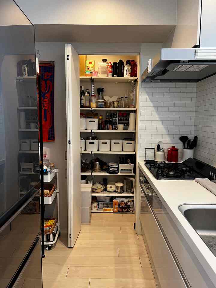 白と木目調の調和が美しいキッチンパントリー、整理された収納とコンパクトな空間が印象的なインテリア