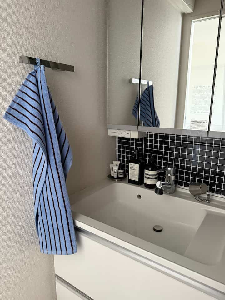 Most of the hand towels in our house are from H&M Home.

They're cheap, cute, and of good quality.

#Bathroom　#洗面所インテリア　#賃貸洗面所　#ハンドタオル