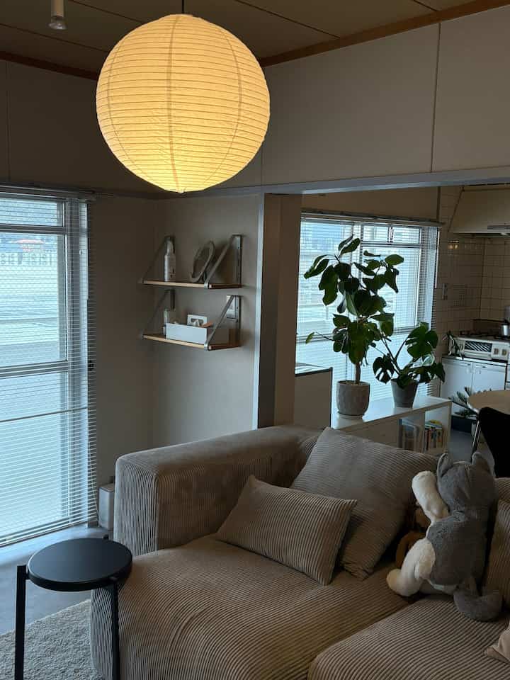 旅行に行くので必死に片付け。
すっきりさっぱりしたのに、この20分後には再びおもちゃだらけになってました🧸

#インテリア #北欧インテリア #インテリア雑貨 #二人暮らしインテリア #2人暮らし
#3dk賃貸 #3人暮らし #DIY #部屋紹介 #ルームツアー #ホテルライク #韓国インテリア #ナチュラルインテリア #観葉植物 #賃貸インテリア #3dk #団地 #和室 #築古 #築古賃貸