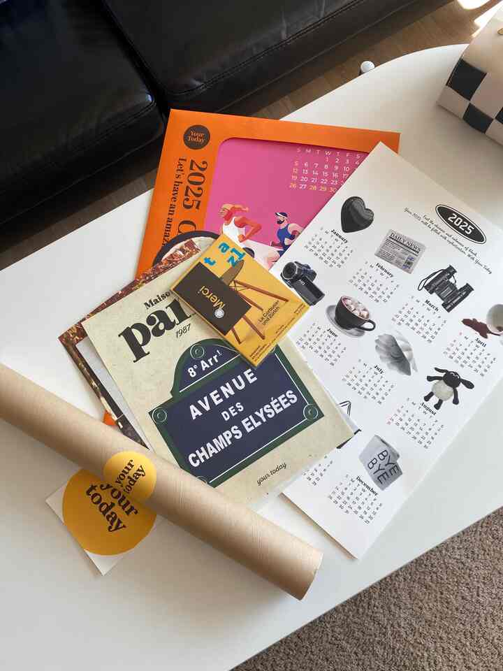 #내돈내산 #콘수프기록 

注文したポスターが届きました。 
ポスター2枚購入しましたがプレゼントを一杯お送りいただきましたね。 
カレンダーポスターにきれいなポストカードがいっぱい 
本物のプレゼント🎁受け取った気分です。 
ポスター購入時におすすめです。  #포스터인테리어 #캘린더포스터 