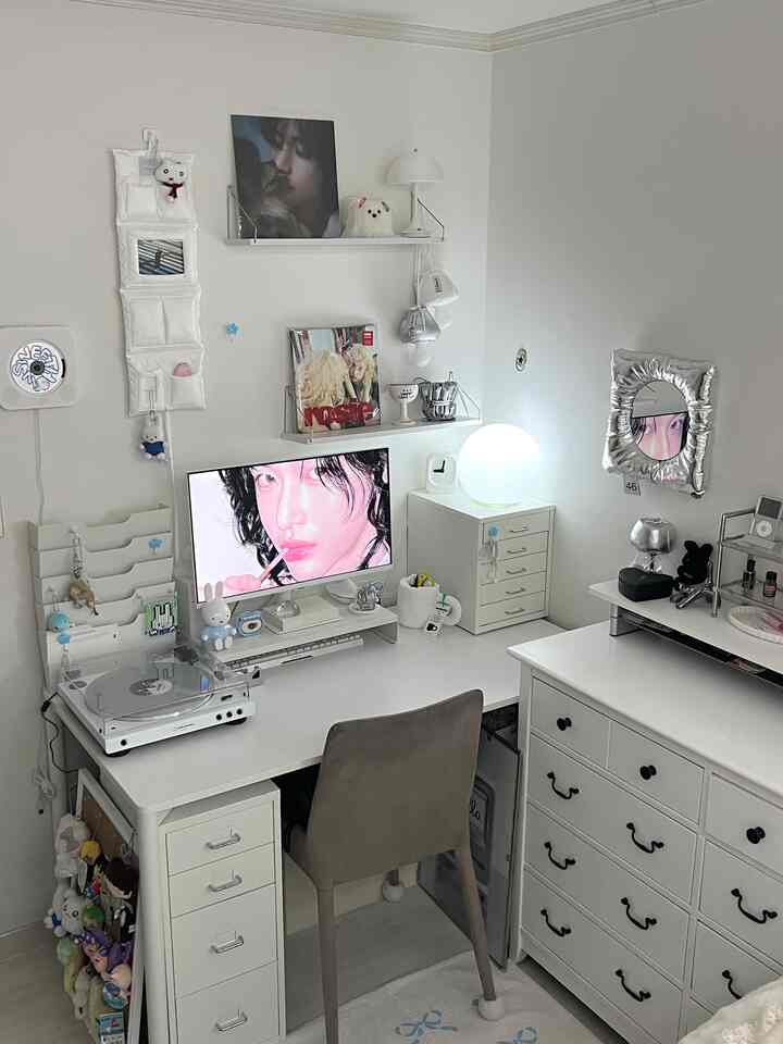 白とシルバーを基調としたモダンなデスクスペース、スマートモニターとLPプレーヤーが配置された清潔感のあるホームオフィスインテリア