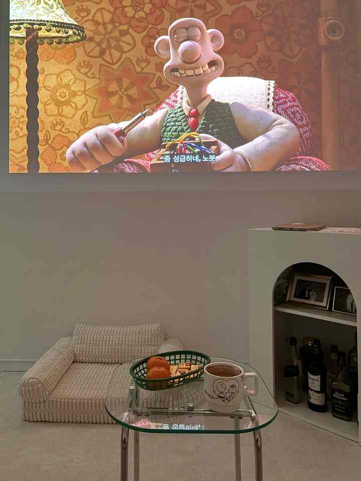 #우리집5문5답

Ruang favoritku di rumahku saat ini ada di sini!
#Ruang bioskop #빔프로젝터인테리어 #빔테리어

Dalam berbagai atmosfer dan suasana hati yang diciptakan oleh balok
Saya minum wiski, makgeolli, dan minuman beralkohol lainnya yang sesuai dengan acara.

Suatu hari, aku terkubur dalam selimutku dan minum coklat.
Ketika saya menonton animasi favorit saya 
Ini adalah bioskop, bar wiski, dan loteng🫶🏻

Saat ini, aku merasa seperti terjebak di ruangan ini
Aku tidak bosan☺️😌

#BarangBagusDiRumahKita #오늘의집에서샀어 #오늘장면한컷 #오늘의우리집 #인테리어의꽃은조명 #예쁜템최고야 #전국내방자랑 #빔프로젝터추천 #삼성프리스타일 #위스키진열장 #위스키바 #다락방 #다락방인테리어 #벽난로선반 #벽난로인테리어 #취미방