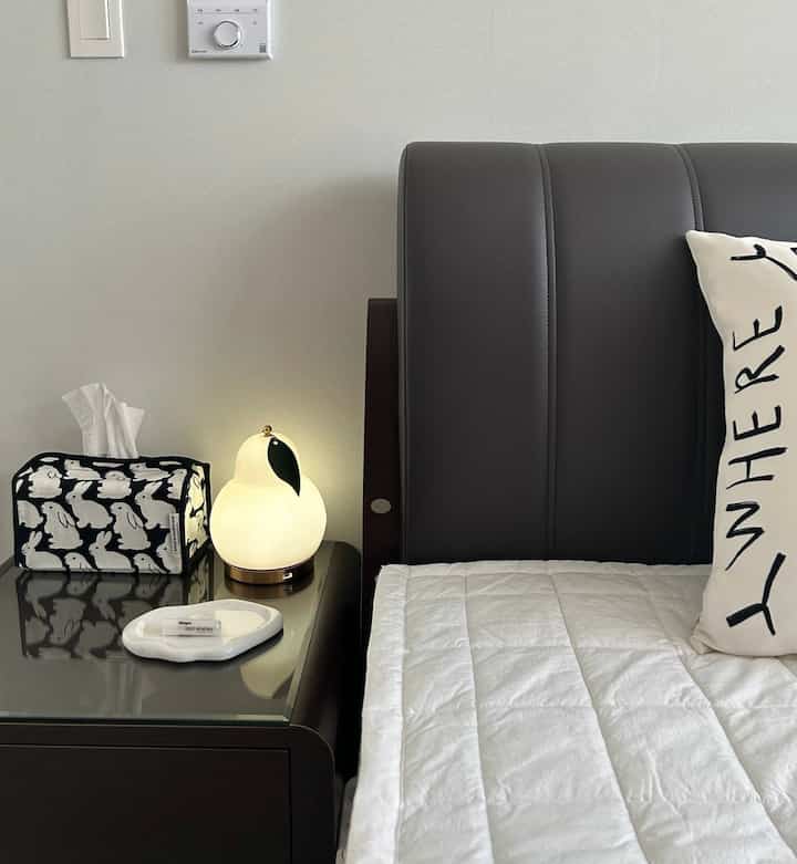 In our small house, there is a bedside table, a dresser, a chest of drawers, and a closet, so the space looks cramped, so I try to keep the props to a minimum and organize them as neatly as possible. 

I only put the essentials on the bedside table. 

I have a child, so I always keep the blankets in the closet, but now that spring is coming, I want to buy a pretty spring blanket. 

#Bedroom styling #우리집에서소개하고싶은공간 #소품인테리어 #조명 #티슈케이스 #쿠션