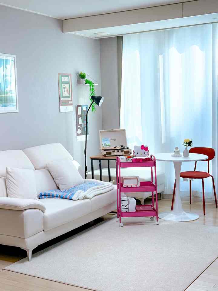 White interior 
Putting a pink indie pink trolley in the living room makes it feel bright and lively! 
#Livingroom interior #거실꾸미기 #트롤리 #화이트인테리어 #신혼집 #신혼집꾸미기 #리빙룸 #리빙템 #인테리어소폼 #리빙소품 #화이트거실 #거실테이블 #리빙룸인테리어