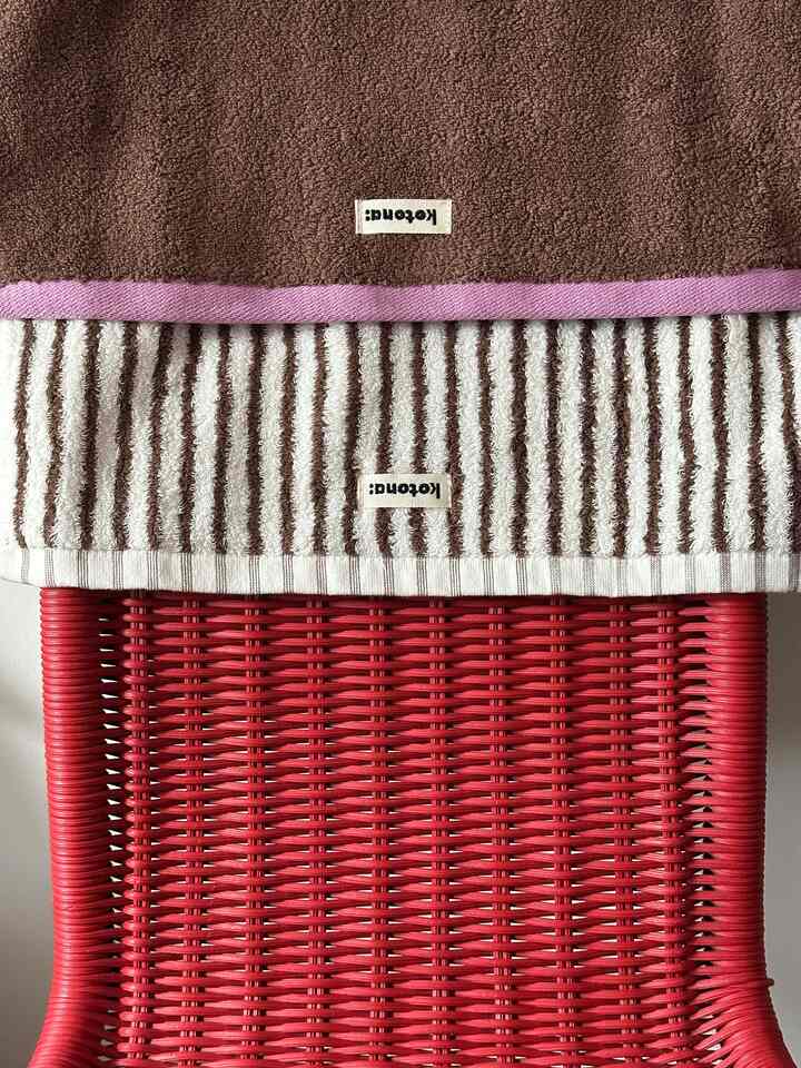 最近私の最愛カラーはまさにチョコレートとピンクなのに..🤎🩷 ちょうど2色を盛り込んだタオルが登場しました！まさにコトナのホームボディフェイボレットセットです。 

コトナ(Kotona)はフィンランド語で「家に(At Home)」という意味を込め、快適な自分だけの空間のためのライフスタイルを提案するブランドです。 

琴やタオルならではの緻密な高密度生地のおかげで、ふわふわのタッチ感と豊かな柔らかさを感じることができます。きれいなデザインなのにクオリティまで満足できるタオルですよ🫶🏻

タオルで気分転換もできてセンスある家がプレゼントにもおすすめですよ🫧

#kotona #towel #コトナ #コトナタオル #ホームボディ #密度タオル #家畜タオル #バスウェア #bathwear #withkotona #ホームボディタオル #家のギフト #新婚プレゼント龍帯赤ちゃん